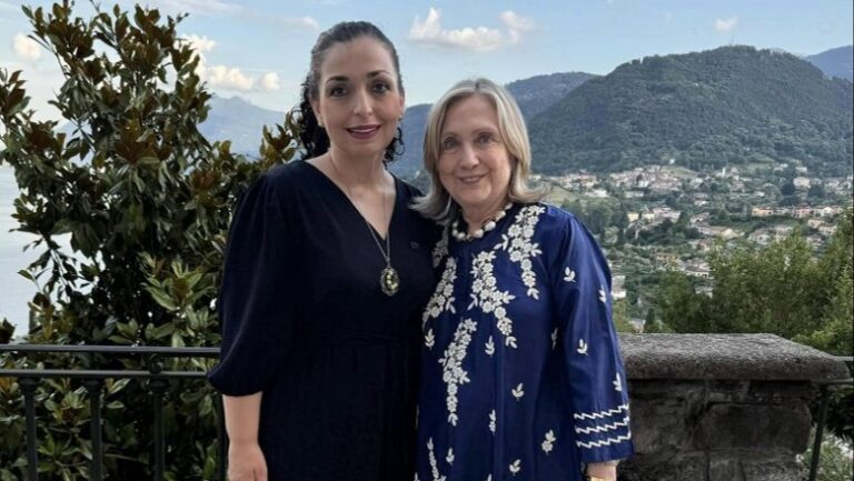 Vjosa Osmani takon Hillary Clinton