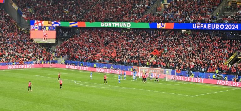 EURO2024 – ”The Sun”: Shqiptarët e kthyen në kuqezi murin e famshëm verdhezi të ”Borussia”