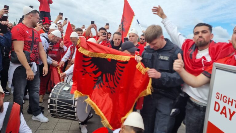 Policja shqiptare dhe polici gjerman kërcejnë me tifozët (VIDEO)