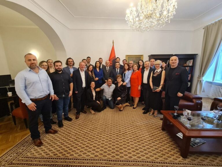 FOTO/ Ministri Hasani takim me komunitetin shqiptar në Pragë: Nisma dhe projekte për kontributin në Shqipëri