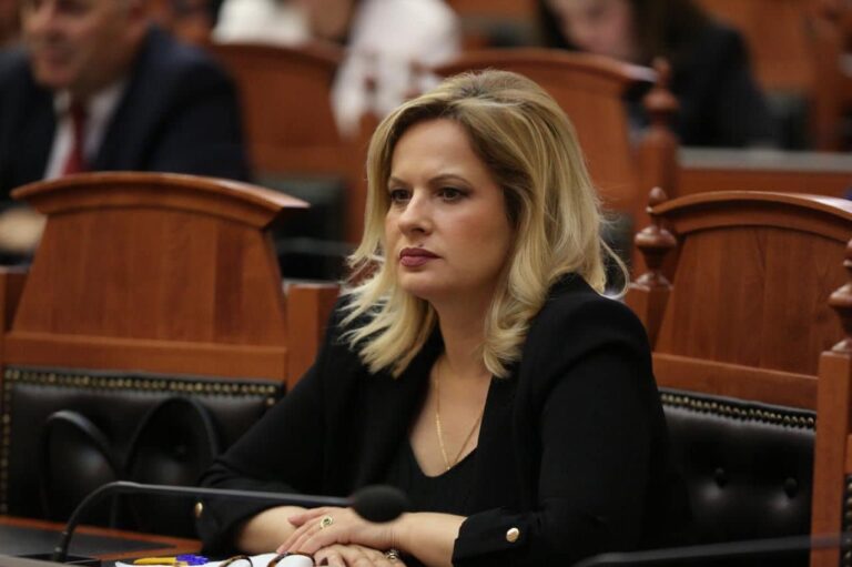 Deputetja e Bashës kalon tek Berisha: Jam dhe mbetem pjesë e PD-së. Koha për një opozitë të formuar