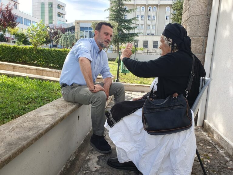 Mesazhi nga Dom Gjergj Meta: Mos jeto jetët e të tjerëve, bano jetën tënde sepse aty gjendet gjithçka për të cilën ke nevojë