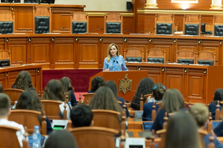 Tabaku me gjimnazistët në sallën e Kuvendit: Beteja për një Shqipëri më të mirë është ajo kur i japim mundësi të rinjve