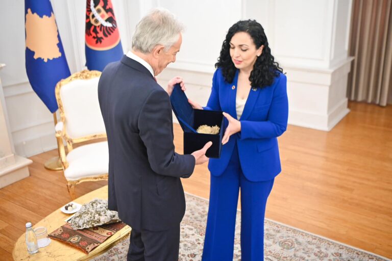 Një gur kristali për mikun e madh të Kosovës Tony Blair, për të vazhduar traditën e Presidentit Historik Dr. Ibrahim Rugova