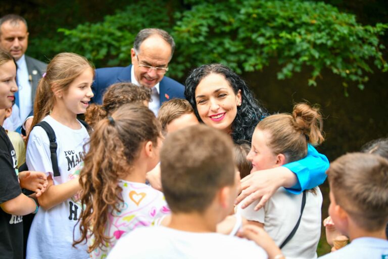 FOTO/ Presidentja Osmani pret Begajn në Prishtinë, të dy takohen me qytetarët në park