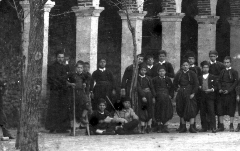 Nji hulumtim i shkurtër si lindi loja e topkambës (futbolli) në Shqipni