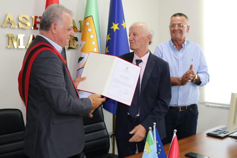 Tonin Marinaj i dorëson Gjokë Lulit, titullin “Qytetar Nderi” i Malësisë së Madhe