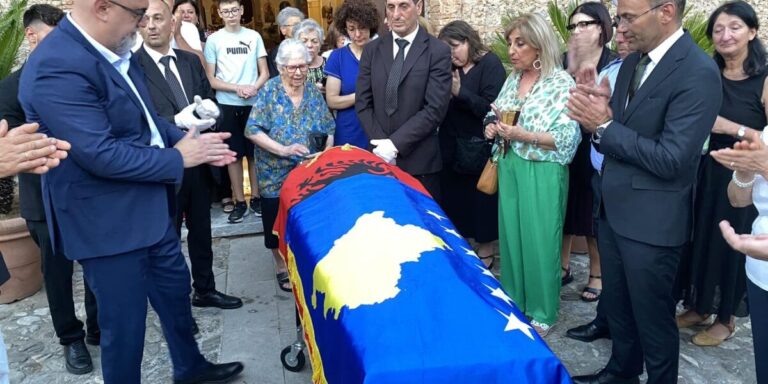 Me flamurin kuq e zi e atë të Kosovës mbi arkivol, në Kalbari i jepet lamtumira e fundit At Antonio Belushit