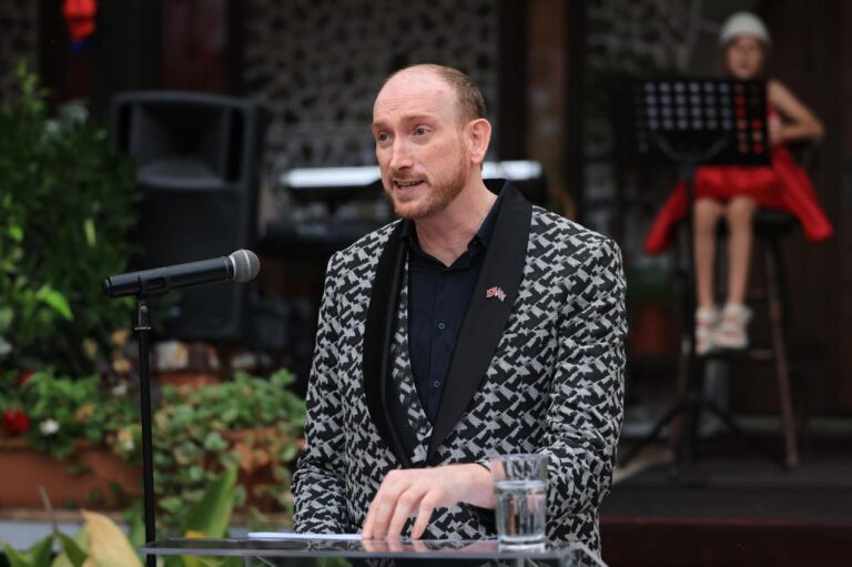Ambasadori i Britanisë në Tiranë, King-Smith thirrje nga Shkodra për politikën: Të ndalim të rinjtë të ikin