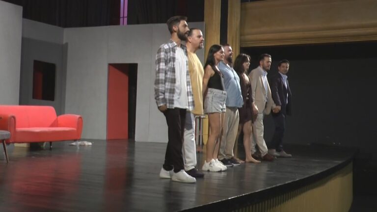 Teatri shëtitës, komedia rrugëton nga Vlora në Durrës. Audienca ka pëlqyer punën e aktorëve