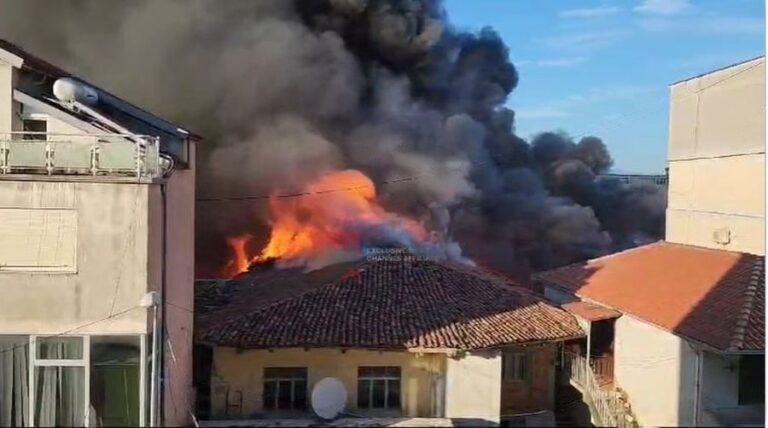 Shkrumbohen 25 njësi tregtare dhe 2 banesa nga zjarri në Shkodër! Flakët rrezikojnë edhe një shkollë