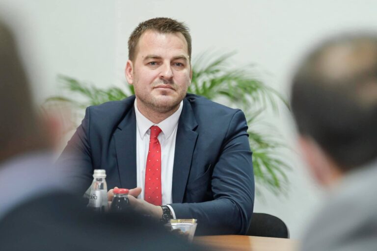 Denoncohet në polici deputeti, qytetari: Më tha do ta shohësh se kush jam