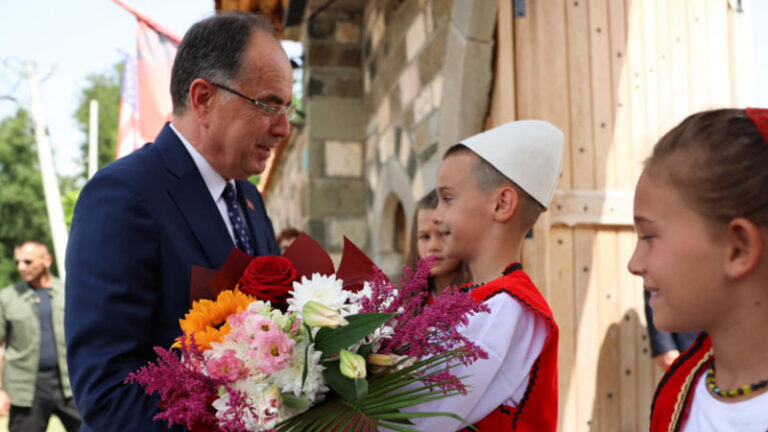 Presidenti i Shqipërisë, Bajram Begaj në Gllogjan: Vlerësojmë lartë sakrificën e dëshmorëve për liri