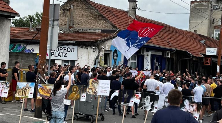 REL: Serbia urdhëron “të ndërpritet” festivali “Mirëdita, dobar dan”. Këngë nacionaliste dhe kanë fyer qytetarët e Kosovës