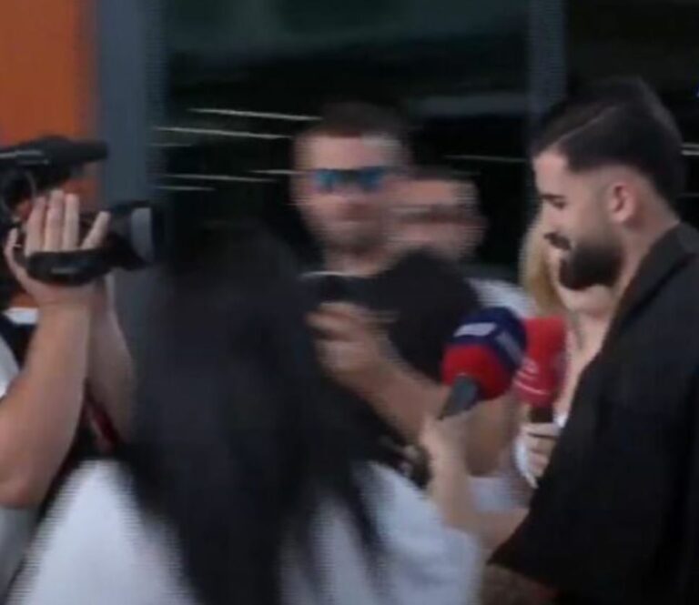Mbrojtësi Hysaj shmang intervistën pas rikthimit në Tiranë: Do iki, kam pushime edhe unë