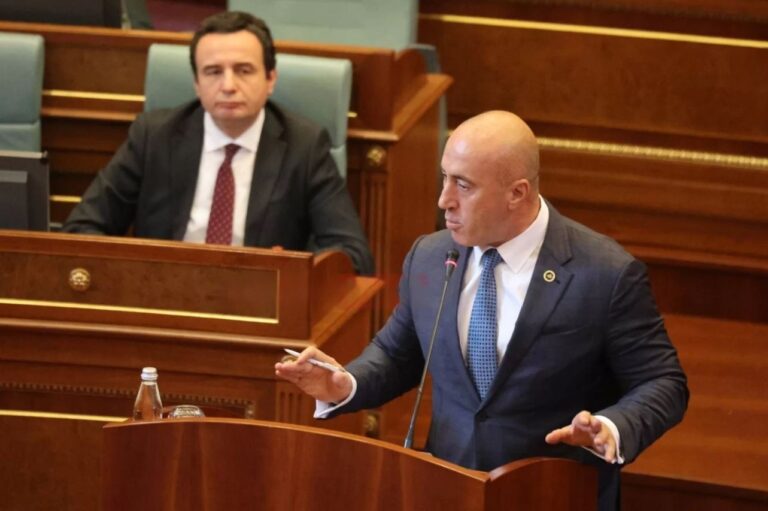 Analisti: Lidhjet e Kurtit me agjentët serbë janë diskutuar në Kuvend. Akuzat nga Haradinaj janë të forta