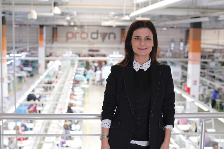 Kush është sipërmarrësja, që po prodhon këpucët e “Prada” në Shqipëri?