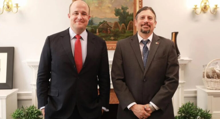 Koordinatori i DASH për Anti-Korrupsionin Global vizitë në Shqipëri, Ambasada Amerikane: Riafirmim i mbështetjes për reformën në drejtësi, përpjekjet kundër korrupsionit dhe mirëqeverisjen