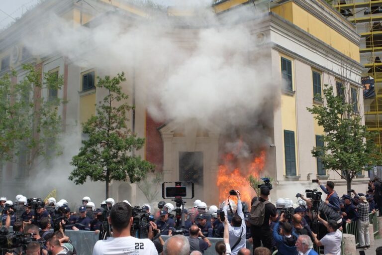 Nesër protesta e opozitës para Bashkisë së Tiranës, policia apel organizatorëve: Distancohuni nga dhuna