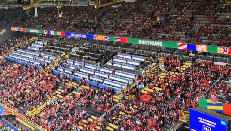 “Skuqet” stadiumi i Dortmundit, atmosferë drithëruese e tifozëve kuqezi (VIDEO)