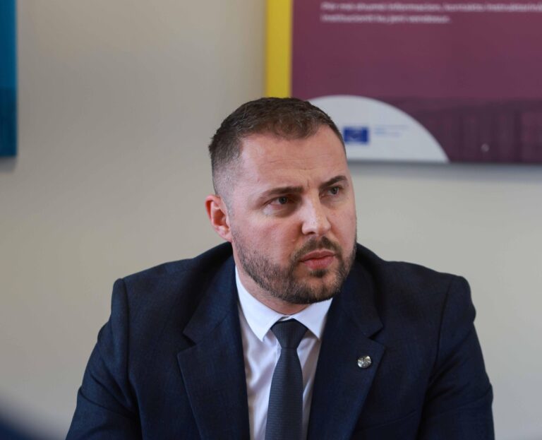 VIDEO/ Drejtori i burgjeve thirrje të rinjve në vend: Aplikoni për punë, ja ç’përfitoni