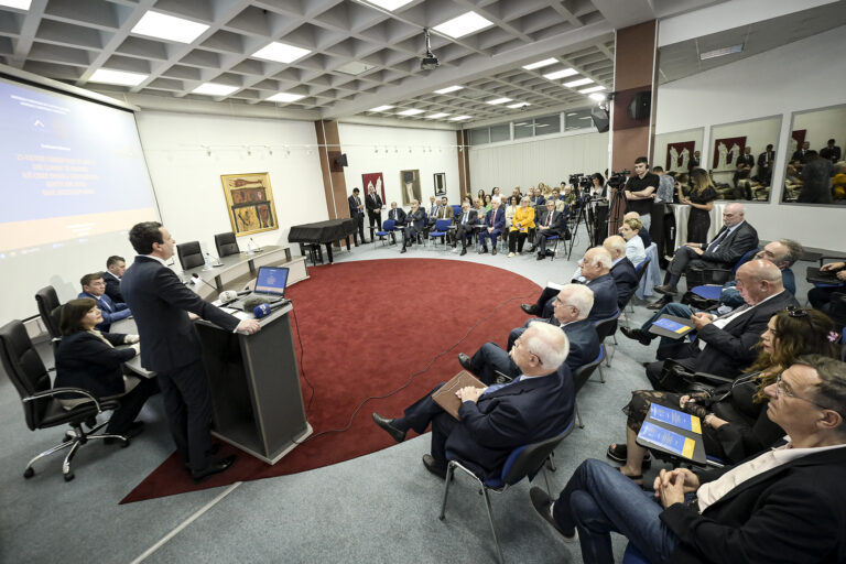 Kurti bashkon ish-presidentët në Prishtinë: 25 vite më parë u shuan të gjitha shpresat e Serbisë