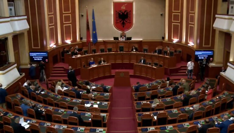 Ndeshja me Spanjën zbraz Kuvendin, deputetët “ia varin” punës. Seanca nis me 30 minuta vonesë