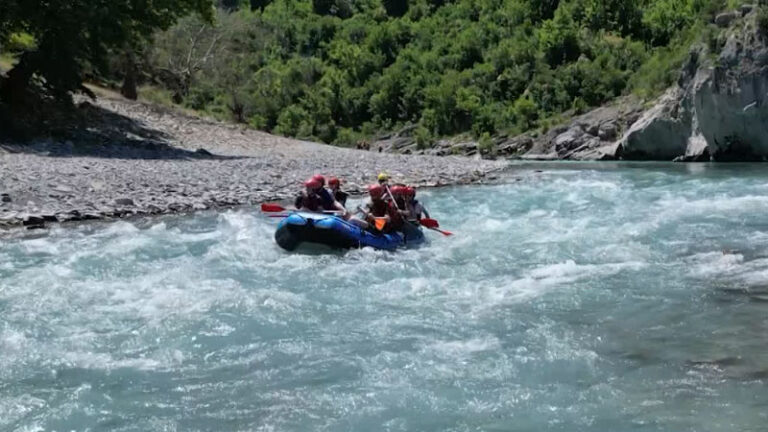 Turistët e Vjosës, lundrimi në lum tërheq shumë të huaj ta përjetojnë këtë aventurë
