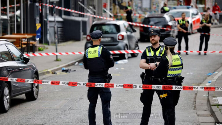 Policia qëllon ndaj një person që kërcënoi me kazmë në paradën e tifozëve në EURO 2024 në Hamburg