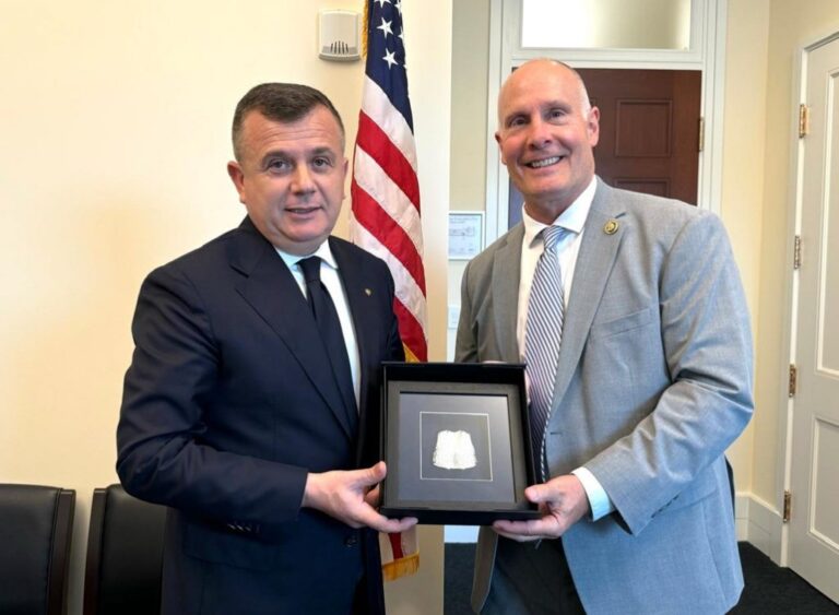 Ministri Balla takon kreun e Komisionit Special në Kongresin Amerikan, Moolennar: Vëmendje të shtuar keqpërdorimit të rrjeteve sociale