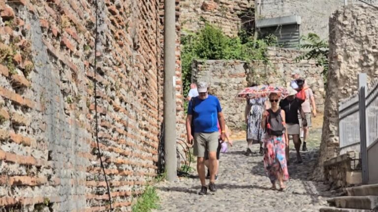 Turistët, të interesuar për kulturën, arkeologjinë dhe natyrën shqiptare