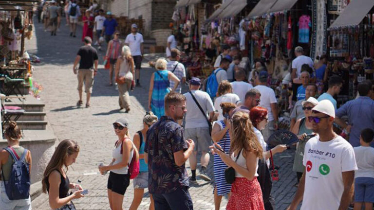 Turizmi rriti pagesat me kartë bankare, BSH: Në janar-prill, mbi 5.6 milionë pagesa