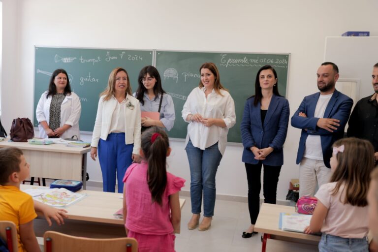 Hapet shkolla e re në Manzë, ministrja Ogerta Manastirliu: Vetëm në Durrës u rehabilituan 25 shkolla