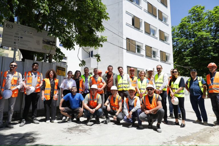 FOTO/ Veliaj inspekton konviktet e reja te “Qyteti Studenti”: Kushte europiane, rrisim standardin për studentët e Tiranës
