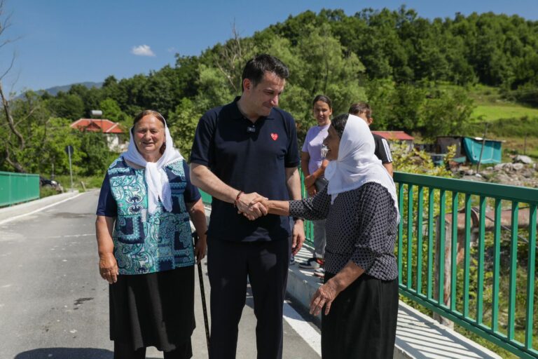 Përurohet ura e re në Zall Bastar, Veliaj: Shkurton distancën me Tiranën në 15 minuta. Ata që djegin goma, kanë 8 muaj që nuk paguajnë taksat