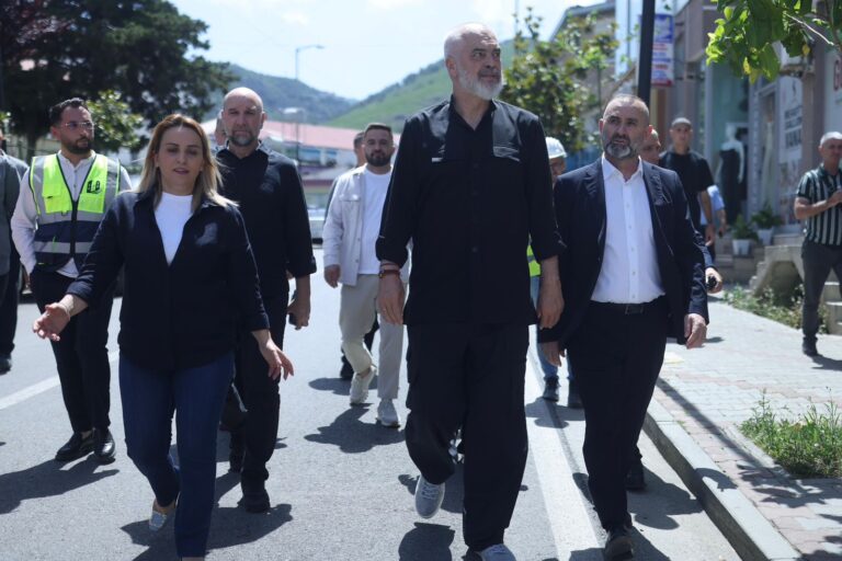 FOTO/ Rama shikon nga afër pallatet në Laç, në korrik 60 familje do të bëhen me apartamente të reja