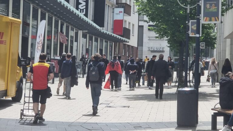 Mbërrijnë tifozët e parë, me flamuj kuqezi në rrugët e Dortmundit (FOTO)