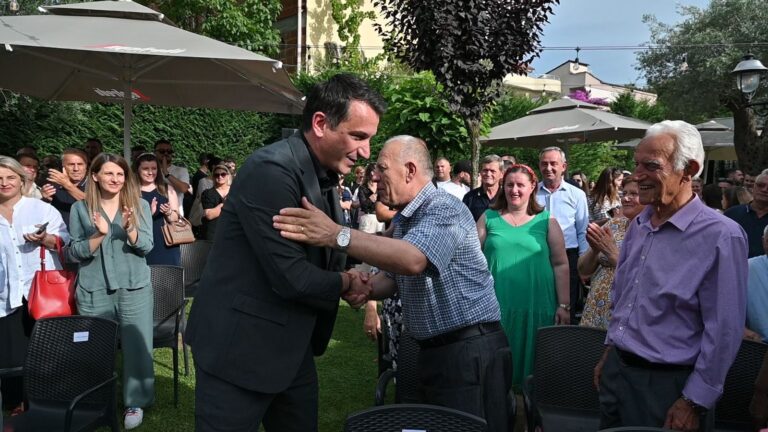 Veliaj me socialistët e Njësisë 1: Nën drejtimin e Ramës dhe PS, Shqipëria po transformohet çdo ditë. PD si ”kokoshi një thelë”