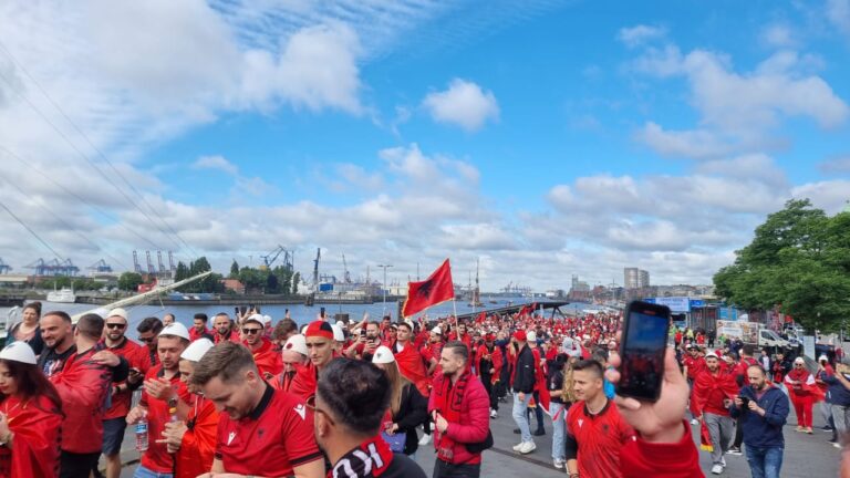 Shqiptarët nisin marshimin në Hamburg, dhurojnë spektakël (VIDEO)