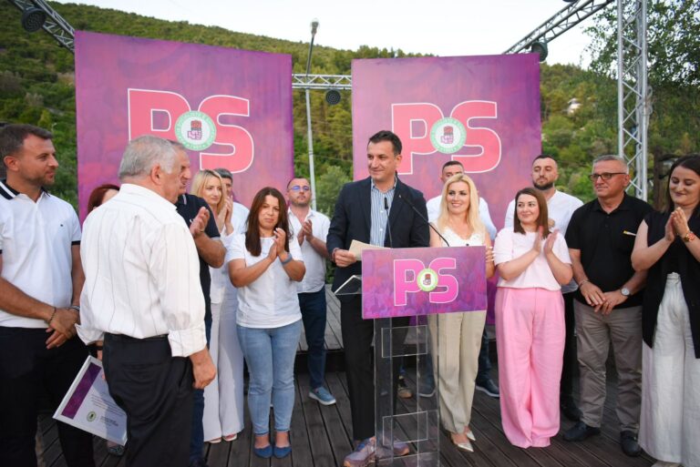 Veliaj me socialistët: Berisha është reduktuar në një dritare, Meta në një vare argëtuese
