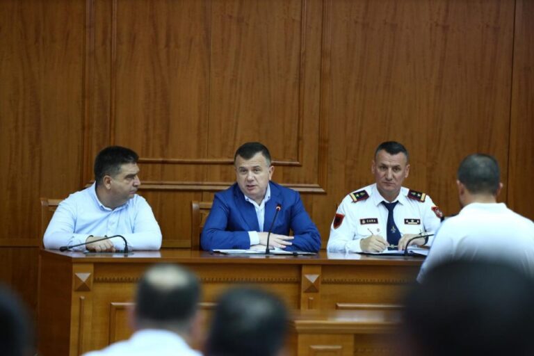 Balla me përfaqësuesit e Shërbimit Zjarrfikës të qarkut Fier: Zjarrvënia është një krim që dënohet ashpër nga Kodi Penal