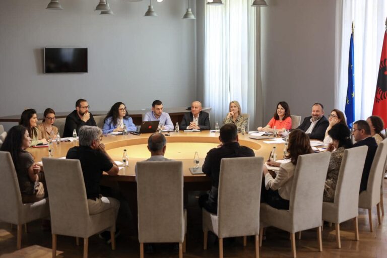 Arbjan Mazniku, ministri reformator për bashkitë, po piloton decentralizilimin