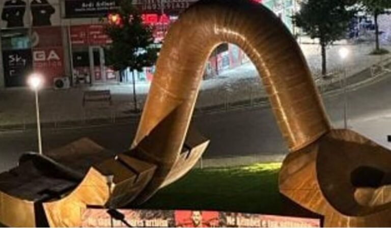 Banderolë në mbështetje të Hysajt në Shkodër, pas kritikave në rrjete sociale: Me shpirtin e garës arritëm dy herë në Europian