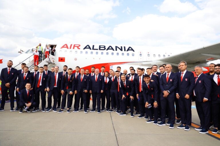 Kombëtarja mbërrin në Dusseldorf, skuadra e parë finaliste në “Euro 2024” që shkel në tokën gjermane