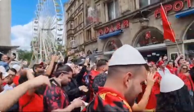 “O sa mirë me qen SHQIPTAR”, tifozët kuqezi duan fitore kundër Italisë…