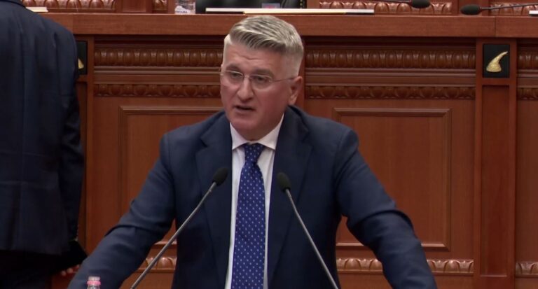 Gjekmarkaj: Ata pyesin! Kush jeni ju?! Kush?!