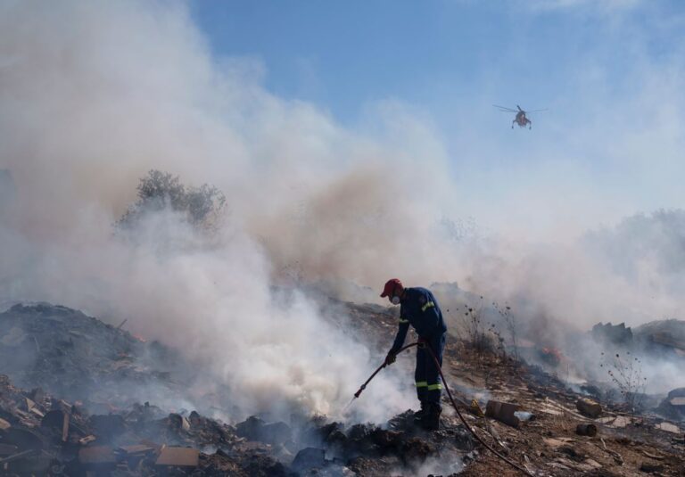 300 zjarre në Greqi në 24 orët e fundit, temperaturat mbi 40 gradë