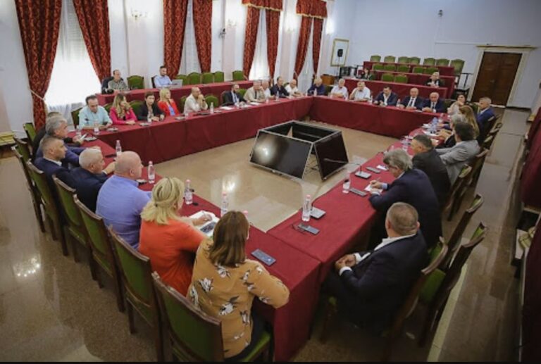 Shkarkimi i Açkës si kryetare e Komisionit të Arsimit? Bardhi kundër: Na duhet bashkim dhe jo përjashtim