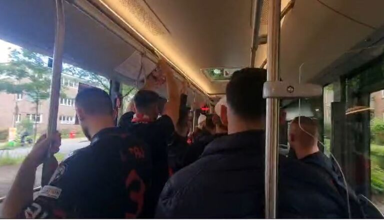 Tifozët rrugës për në stadium, këndojnë në autobus (VIDEO)