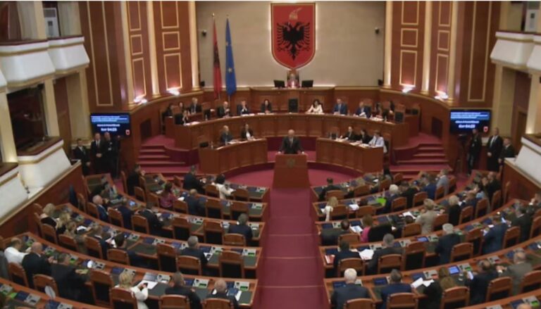 Nisma e PS për komisionin Antikorrupsion, Zëri i Amerikës: SHBA e BE këmbëngulin për një proces gjithëpërfshirës